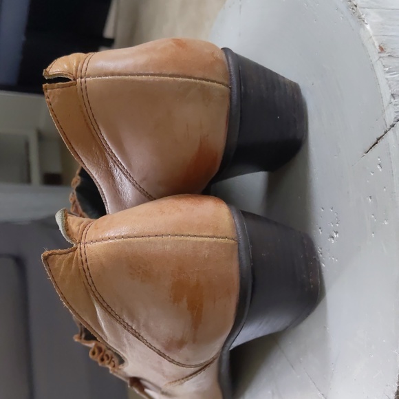 Fidji Woman's Leather Slip On Shoes, Tan, size 40, 1.5" heel, - Picture 4 of 8